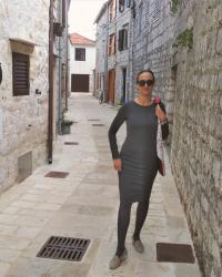 A NEUTRAL GREY DRESS FOR A VISIT TO STARI GRAD