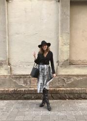 Look negro con falda estampado serpiente