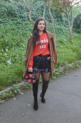 Look pull rouge, short en satin et cuissardes