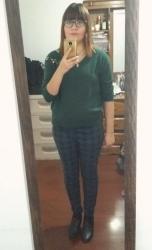 Outfit propio: Suéter verde y pantalón a cuadros.