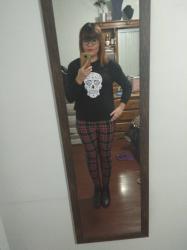 Outfit del día: Sudadera de estampado de calavera + pantalones tartan.