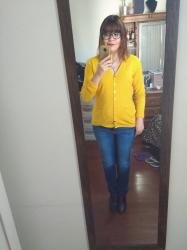 Outfit propio: Cardigan amarillo.
