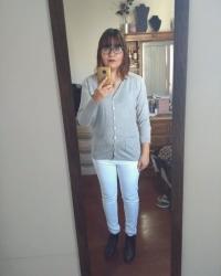 Outfit propio: Cárdigan gris + jeans blancos.
