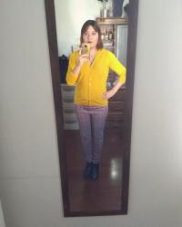 Outfit propio: Cardigan amarillo + pantalones con estampado similitud tweed.
