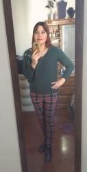 Outfit propio: Pantalón con estampado tartán + Suéter verde con aplicaciones.