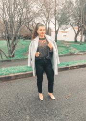 Look manteau bleu, pull à paillettes, jean noir et babies dorées
