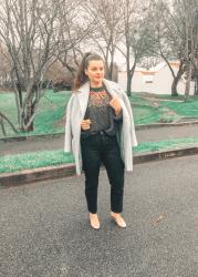 Look manteau bleu, pull à paillettes, jean noir et babies dorées