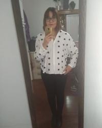 Outfit propio: Camisa con estampado de lunares + jeans negros.