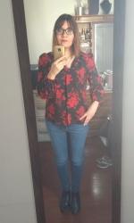 Outfit propio: Blusa negra con flores rojas.