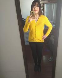 Outfit propio:  Cardigan amarillo + skinny jeans negros.