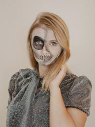 Half Skull Halloween Make-Up Tutorial mit Drogerieprodukten