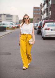 Outfit: Shirt mit Schulterpolstern x Palazzo Hose & Superga Sneaker