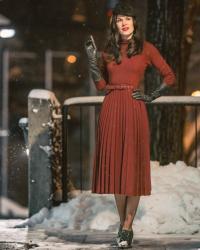 Magische Winternächte: Rotes Winterkleid trifft auf glamourösen Mantel