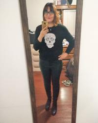 Outfit propio: Sudadera con estampado de calavera + pantalones de vinilo.