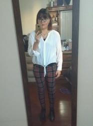 Outfit propio: Pantalón con estampado tartan y camisa blanca.