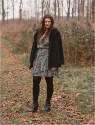 Animal-Prints und Kleider im Winter stylen