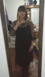 Outfit propio: Vestido negro con gasa o forro de polka dots o plumeti.