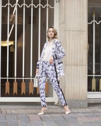 How to wear a pattern suit 