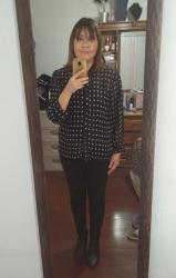 Outfit propio: Blusa de mangas abullonadas + jeans negros.