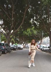 Look coordinado: falda y jersey de punto de ochos