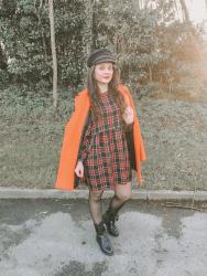 Look tartan, manteau orange et casquette marin