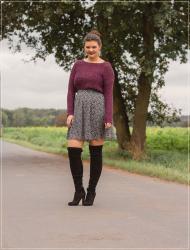 Winterlook aus Minirock und Strick: Winter trifft Sommer