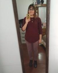 Outfit propio: Suéter burdeos + pantalón con estampado de similar al tweed.