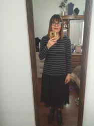 Outfit propio: Falda midi negra+ blusa de rayas.