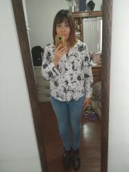 Outfit propio: Camisa con estampado de gatos.