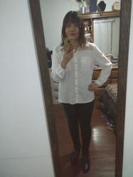 Outfit propio: Camisa blanca + pantalones de polipiel.