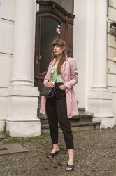 Rosa Trenchcoat für Aprilwetter – 2 Styling-Ideen