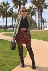 Look con flores, en negro, verde y rojo