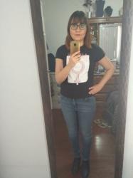 Outfit propio: Camiseta con estampado feminista.