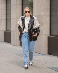 Outfit: Oversize Lederjacke mit Strickpullover x Wide Leg Jeans & Air Jordan 1