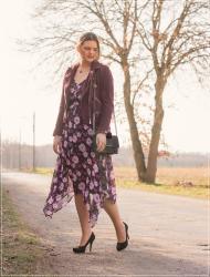Blumiger Frühlingslook in lila aus Midikleid und Lederjacke
