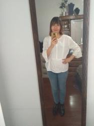 Outfit propio: Túnica blanca + jeans claros.