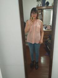 Outfit propio: Blusa sin mangas color coral + jeans claros.