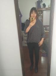 Outfit propio: Blusa de topitos.