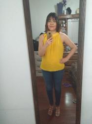 Outfit: Blusa amarilla.