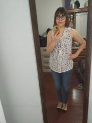 Outfit propio: Blusa con estampado de pajaritos.