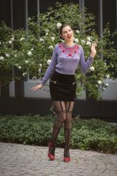 Outfit: Ein lila Miu Miu Sweater trifft auf Minirock