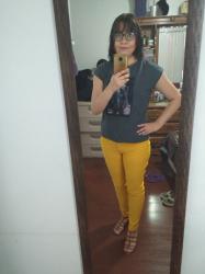 Outfit propio: Camiseta estampada + pantalón amarillo.