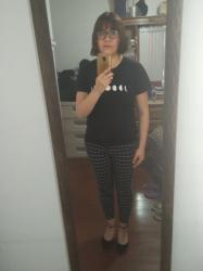 Outfit propio: Camiseta de fases lunares + Pantalón negro a cuadros.