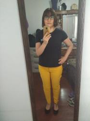 Outfit propio: Camiseta negra + Pantalón amarillo.