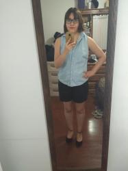 Outfit propio: Camisa sin mangas de mezclilla + shorts negros.