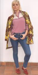 OUTFIT PRIMAVERILE CASUAL: JEANS SKINNY E CAPPOTTO STAMPATO A FIORI