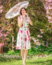 Ein Traum in Rosa: Blumenkleid und passende Accessoires zur Kirschblüte