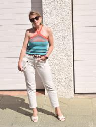 Crop top azul con jeans blancos