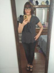 Outfit propio: Blusa polka dots con lazo.