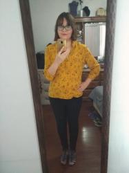 Outfit propio: Camisa amarilla con estampado floral.